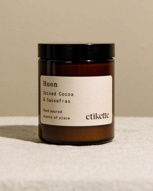 Etikette Soy Candle - Huon in Spiced Cocoa & Sassafras