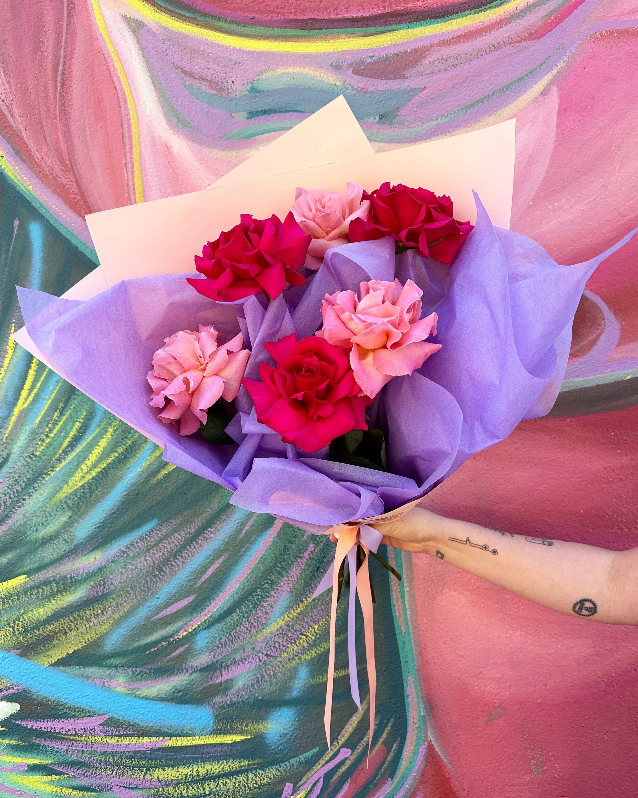 East End Flower Market Bouquet / Half dozen mixed colours Bellus Roses