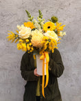Load image into Gallery viewer, East End Flower Market Lemon Meringue Meringue Arrangement