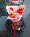 Load image into Gallery viewer, East End Flower Market Vase / Half dozen mixed colours Bellus Roses