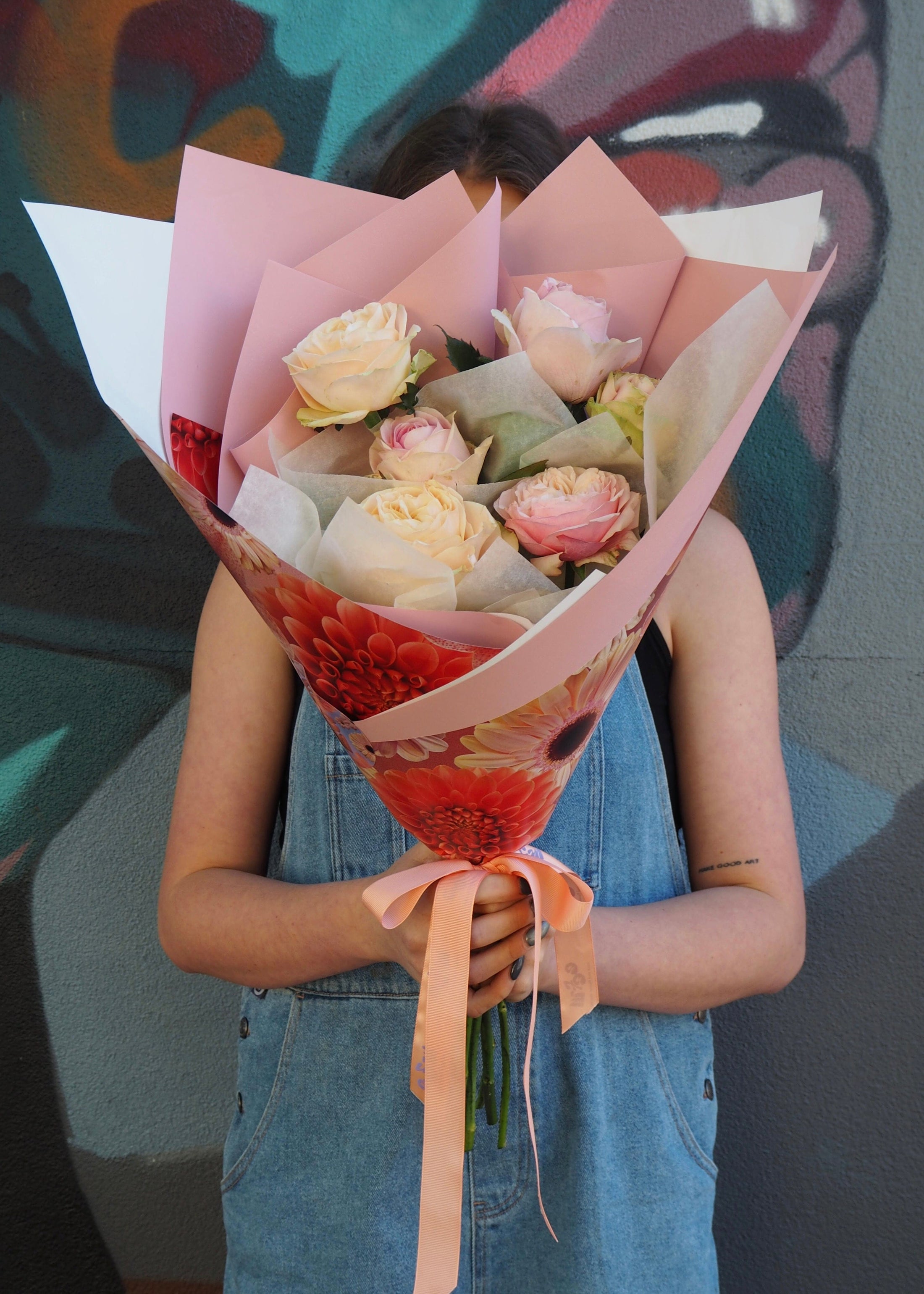 East End Flower Market Bouquet / Half dozen mixed colours / Pastel Bellus Grandi Roses