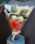 Load image into Gallery viewer, East End Flower Market Grandi / Vase Neutral Florist Choice Bouquet

